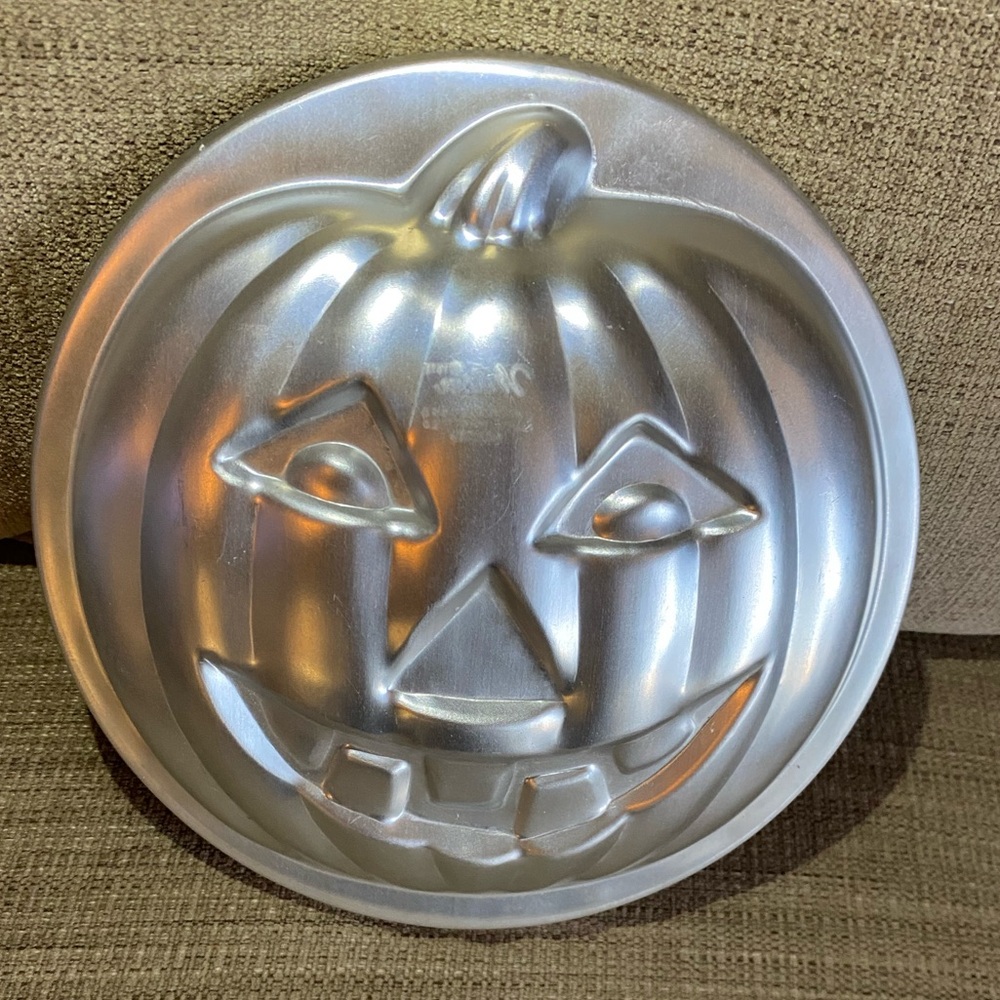 Rare vintage  Wilton Jack O Lantern Pumpkin Halloween Silver Cake Mold 1975 9"